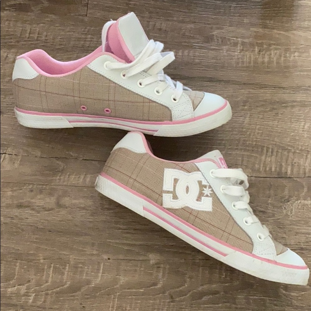 DC Women’s Chelsea shoes size 9 Pink Tan Plaid
